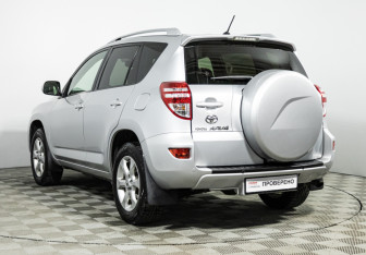 Подержанный автомобиль Toyota RAV4 2011 года (7 фото)