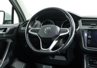 Подержанный автомобиль Volkswagen Tiguan 2021 года (19 фото)