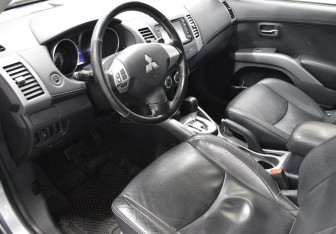 Подержанный автомобиль Mitsubishi Outlander 2012 года (10 фото)