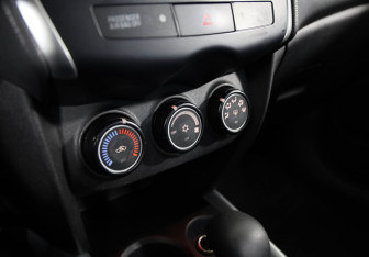 Подержанный автомобиль Mitsubishi ASX 2012 года (12 фото)