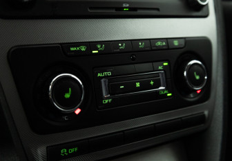 Подержанный автомобиль Skoda Octavia Liftback 2012 года (16 фото)