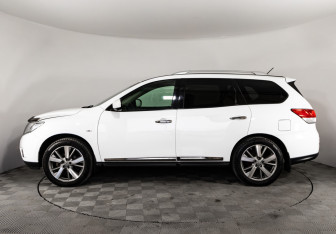 Подержанный автомобиль Nissan Pathfinder 2015 года (8 фото)