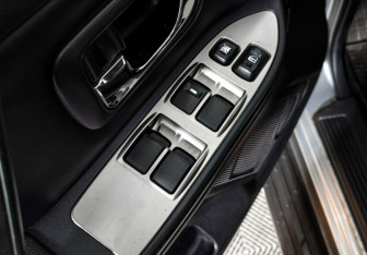 Подержанный автомобиль Mitsubishi Pajero 2008 года (10 фото)