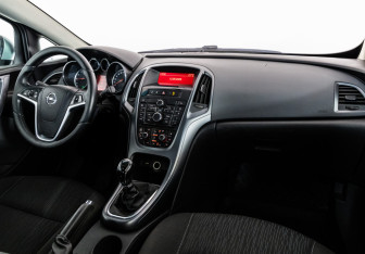 Подержанный автомобиль Opel Astra Hatchback 2012 года (9 фото)