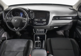 Подержанный автомобиль Mitsubishi Outlander 2018 года (13 фото)