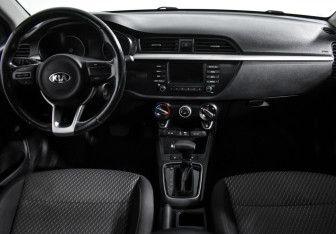 Подержанный автомобиль Kia Rio Sedan 2018 года (14 фото)