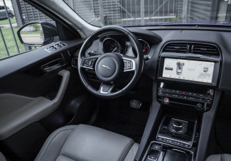 Подержанный автомобиль Jaguar F-Pace 2018 года (12 фото)