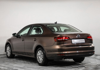 Подержанный автомобиль Volkswagen Jetta Sedan 2017 года (7 фото)