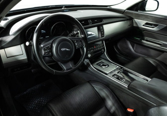 Подержанный автомобиль Jaguar XF Sedan 2016 года (11 фото)