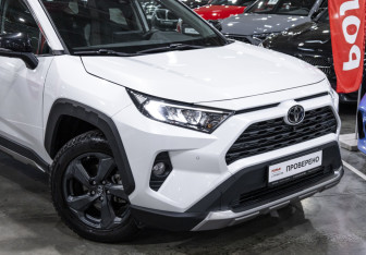 Подержанный автомобиль Toyota RAV4 2022 года (10 фото)