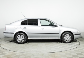 Подержанный автомобиль Skoda Octavia Liftback 2010 года (4 фото)