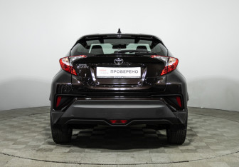 Подержанный автомобиль Toyota C-HR 2019 года (6 фото)