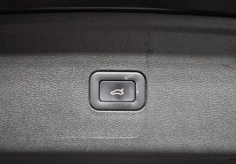 Подержанный автомобиль Hongqi HS5 2024 года (18 фото)