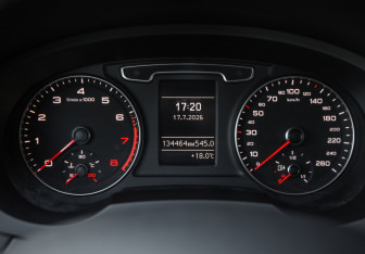 Подержанный автомобиль Audi Q3 2013 года (15 фото)