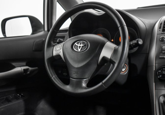 Подержанный автомобиль Toyota Auris Hatchback 2008 года (14 фото)