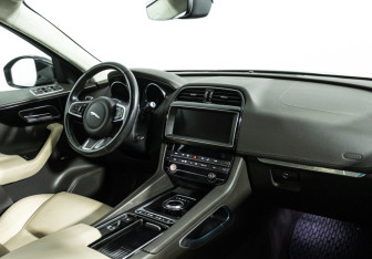 Подержанный автомобиль Jaguar F-Pace 2018 года (9 фото)