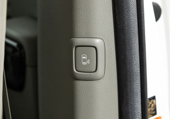 Подержанный автомобиль Kia Carnival 2017 года (23 фото)