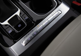 Подержанный автомобиль Kia Carnival 2023 года (24 фото)