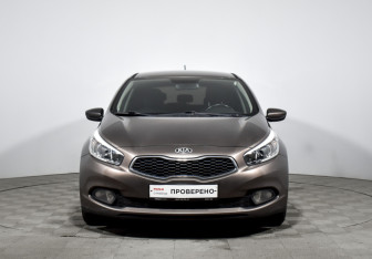 Подержанный автомобиль Kia Ceed Hatchback 2012 года (2 фото)