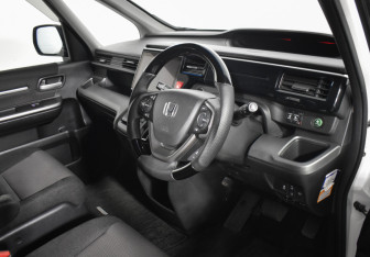 Подержанный автомобиль Honda Stepwgn 2018 года (13 фото)