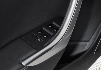 Подержанный автомобиль Opel Astra Hatchback 2011 года (10 фото)