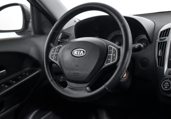 Подержанный автомобиль Kia Ceed Hatchback 2008 года (14 фото)