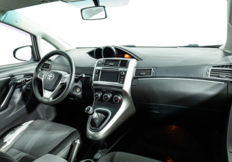 Подержанный автомобиль Toyota Verso 2013 года (9 фото)