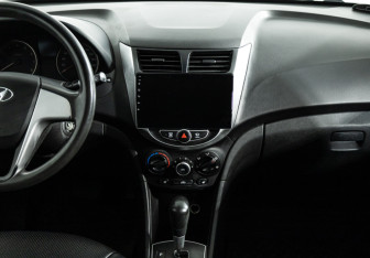 Подержанный автомобиль Hyundai Solaris Sedan 2011 года (14 фото)