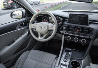 Подержанный автомобиль Genesis G70 2020 года (13 фото)