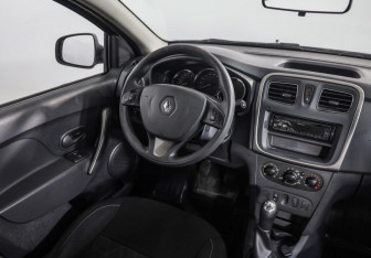 Подержанный автомобиль Renault Sandero 2015 года (9 фото)