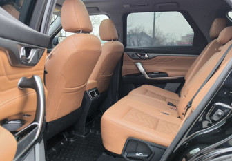 Подержанный автомобиль Changan CS95 2023 года (10 фото)