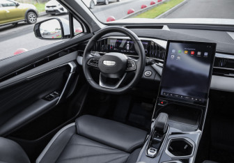 Подержанный автомобиль Geely Atlas 2024 года (12 фото)
