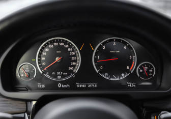 Подержанный автомобиль BMW X5 2013 года (12 фото)