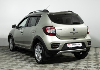 Подержанный автомобиль Renault Sandero 2015 года (7 фото)