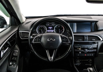 Подержанный автомобиль Infiniti Q30 2017 года (14 фото)