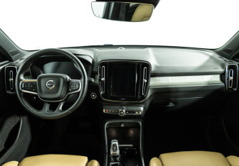 Подержанный автомобиль Volvo XC40 2021 года (13 фото)