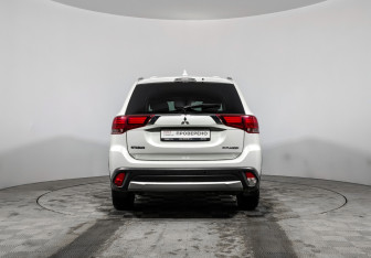 Подержанный автомобиль Mitsubishi Outlander 2017 года (6 фото)