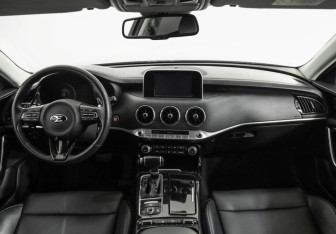 Подержанный автомобиль Kia Stinger 2018 года (10 фото)