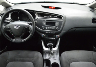 Подержанный автомобиль Kia Ceed Hatchback 2016 года (14 фото)