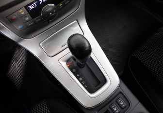 Подержанный автомобиль Nissan Tiida Hatchback 2015 года (15 фото)