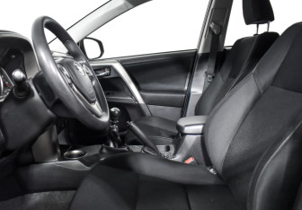 Подержанный автомобиль Toyota RAV4 2015 года (10 фото)