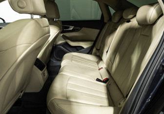 Подержанный автомобиль Audi A4 Sedan 2017 года (10 фото)