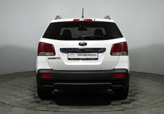Подержанный автомобиль Kia Sorento 2012 года (6 фото)