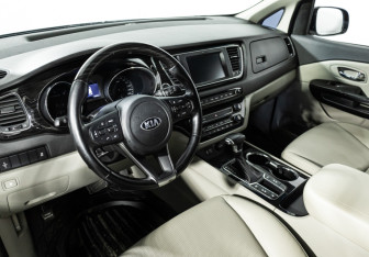 Подержанный автомобиль Kia Carnival 2019 года (11 фото)