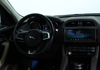 Подержанный автомобиль Jaguar F-Pace 2018 года (13 фото)