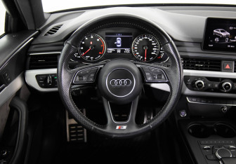 Подержанный автомобиль Audi A4 Sedan 2017 года (10 фото)