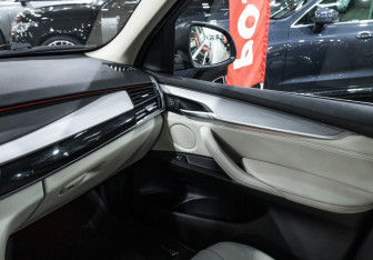 Подержанный автомобиль BMW X5 2015 года (25 фото)