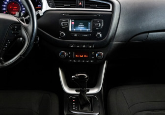 Подержанный автомобиль Kia Ceed Hatchback 2017 года (14 фото)
