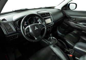 Подержанный автомобиль Mitsubishi ASX 2014 года (11 фото)