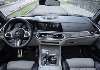 Подержанный автомобиль BMW X5 2021 года (12 фото)